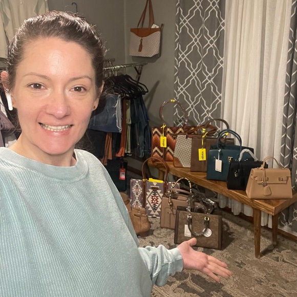 Meet your Posher, Allison - Picture 1 of 1